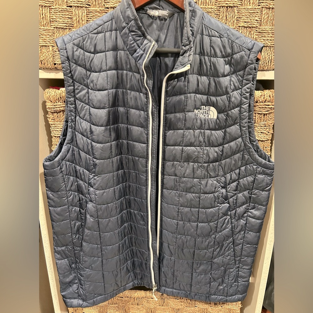 The North Face dark navy blue thin men’s sleeveless puffer jacket large like new